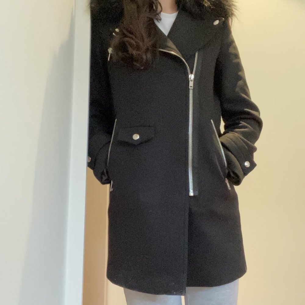 ZARA WOMAN black winter coat with asymmetrical silver zipper and faux-fur collar
